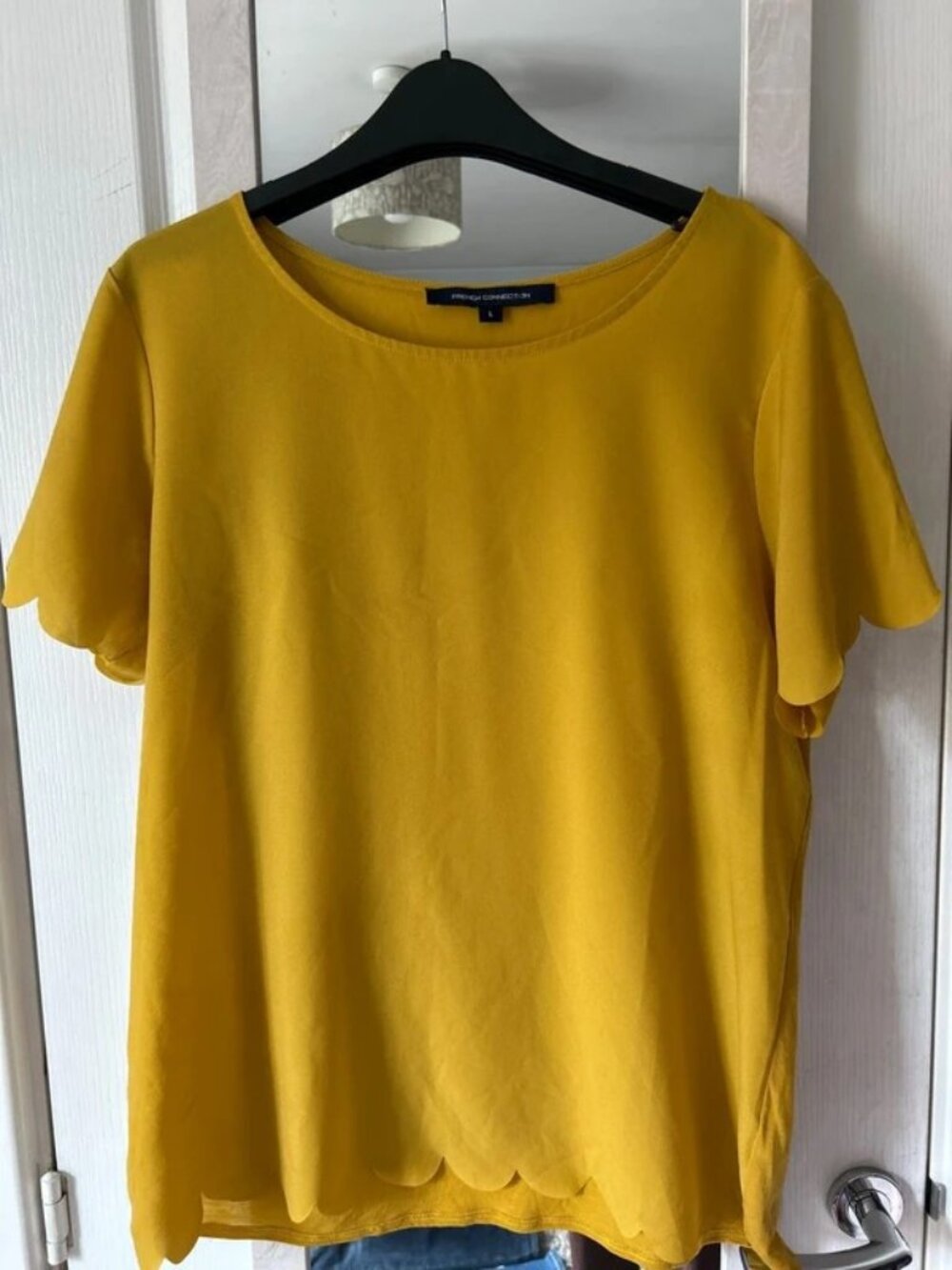 Yellow short-sleeved T-shirt